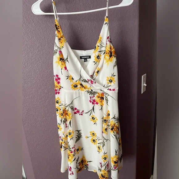 Express Floral Dress - Picture 3 of 4